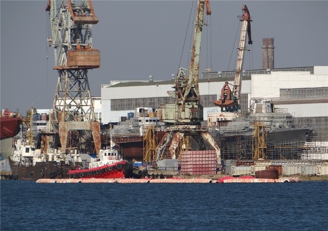 Российские оккупанты строят в Крыму военные корабли 01