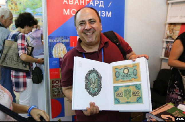 Проєкт Великого Герба, який пропонує Зеленський, був аутсайдером на конкурсі. Незрозуміло, чому проштовхують саме його, - упорядник альбому Наш герб Богдан Завітій 01