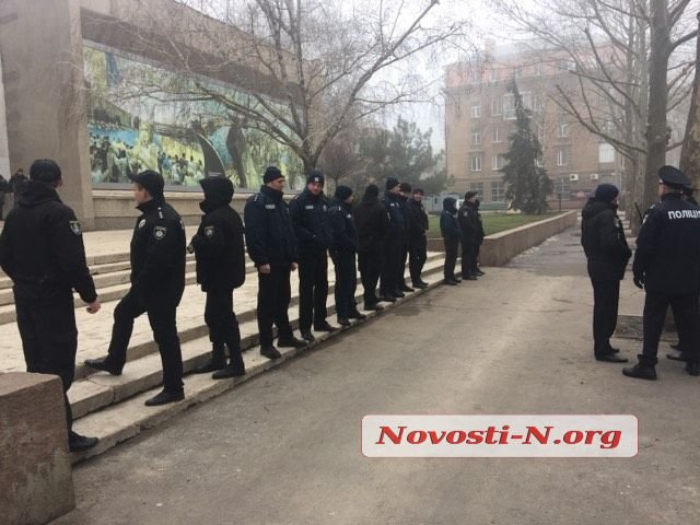 Мітинг за відставку губернатора Савченка в Миколаєві: будівлю облради охороняють сотні силовиків, азовці пройшли всередину, почалися сутички 04