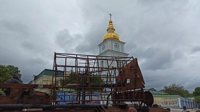Танк, БМД та Тигр: В центрі Києва відкрилась виставка демілітаризованої техніки російських окупантів 43