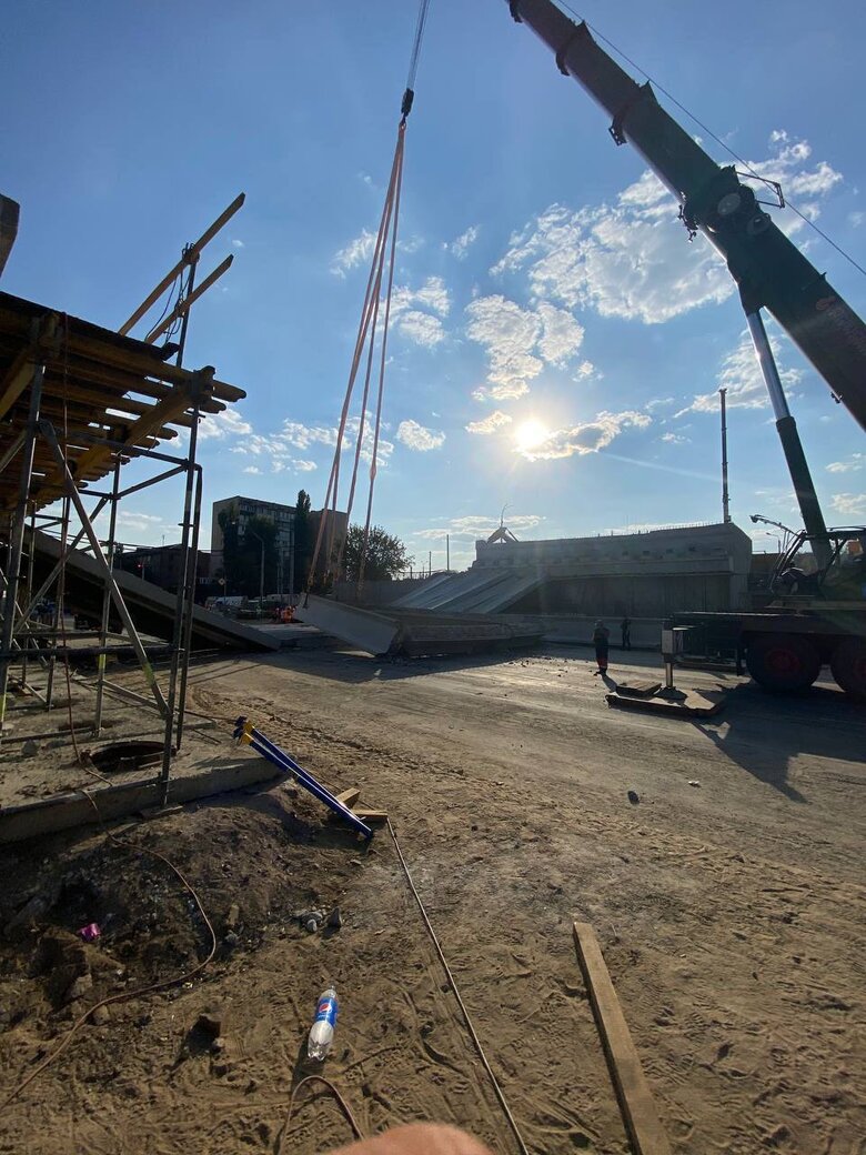Beams collapse during installation of Dehtyarivskyi overpass in Kyiv 03