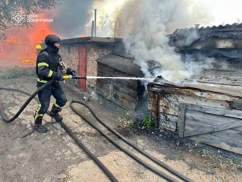 В Українську після обстрілів горіли гаражі