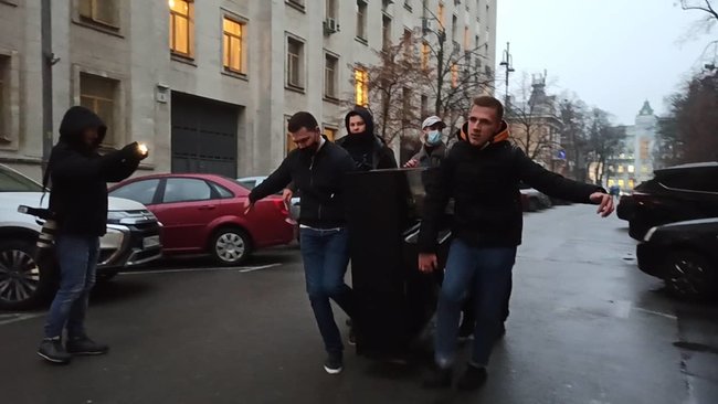 Зеленському на день народження принесли під ОП рояль: Займайтеся тим, що у вас виходить 02