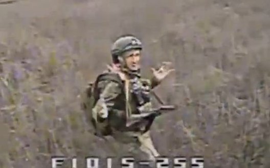 Окупант йде забур’яненим полем, дивиться на український дрон і сумирно приймає смерть. ВIДЕО 18+