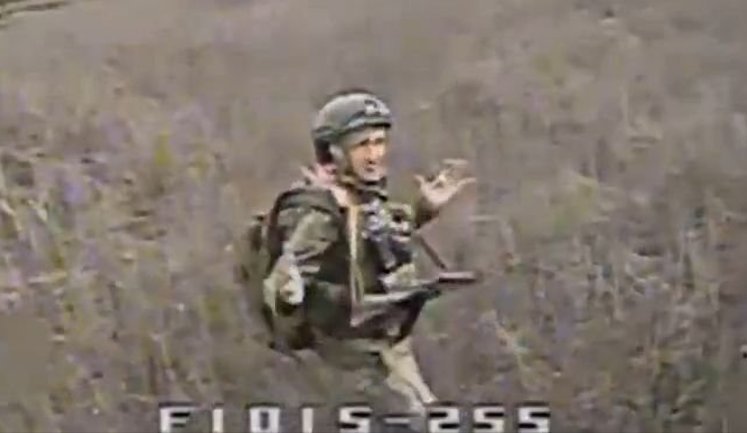 Оккупант идет по заросшему полю, смотрит на украинский дрон и смиренно принимает смерть. ВИДЕО 18+