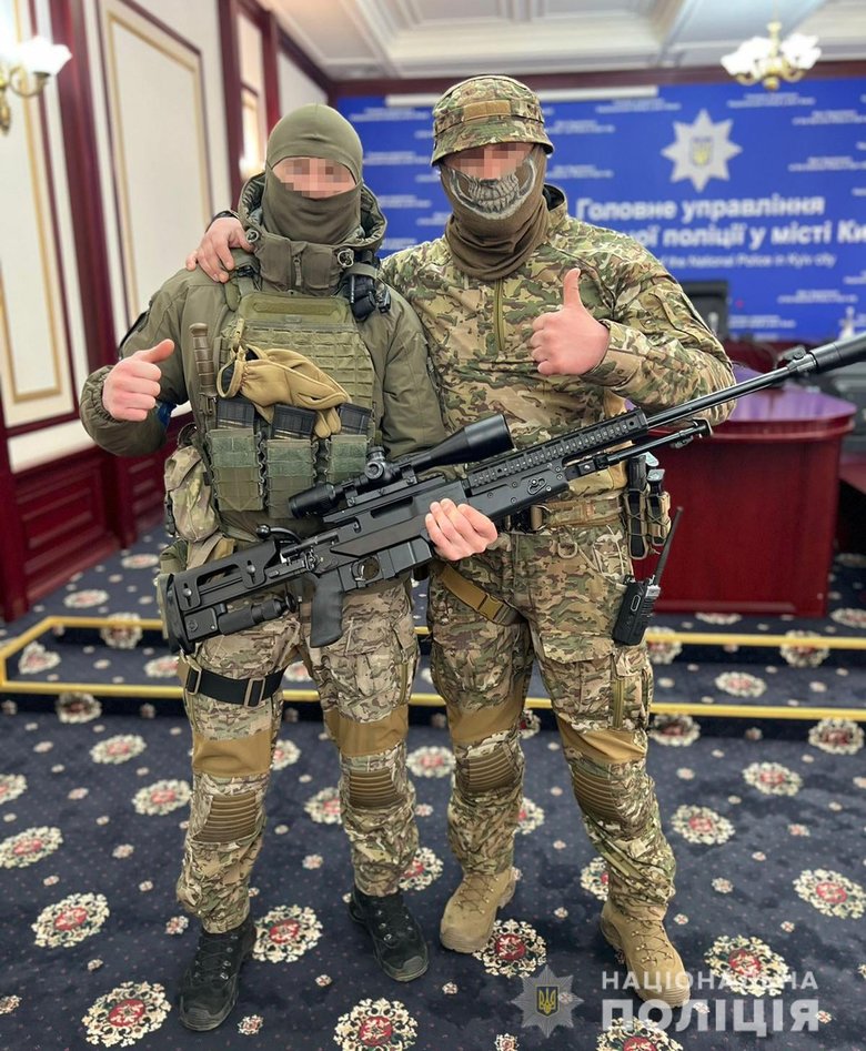 Монастырский наградил бойца столичного КОРДа снайперской винтовкой 02