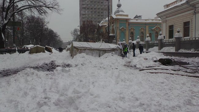Наметове містечко під Радою розбирають, під стінами парламенту затримано 39 осіб 04