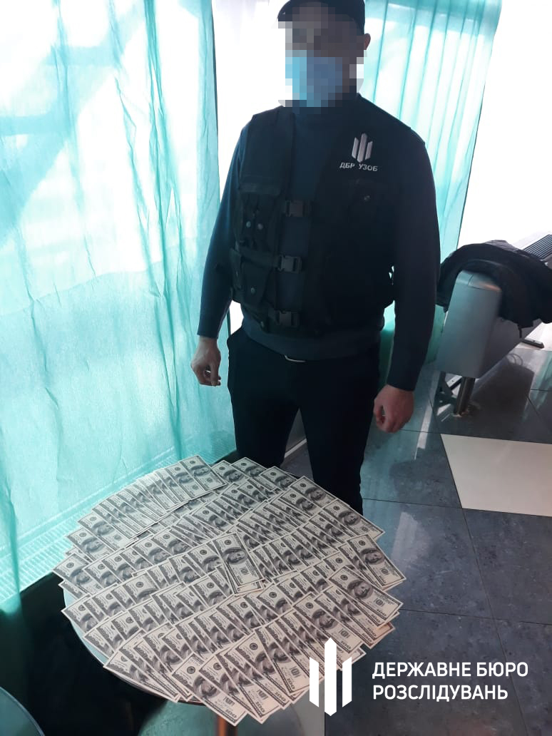 Двое харьковских адвокатов за $15 тыс. обещали мужчине трудоустроить его в ГБР: теперь им светит до 8 лет тюрьмы 05