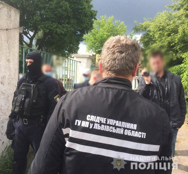 Двоих сотрудников воинской части во Львове поймали на взятке 02
