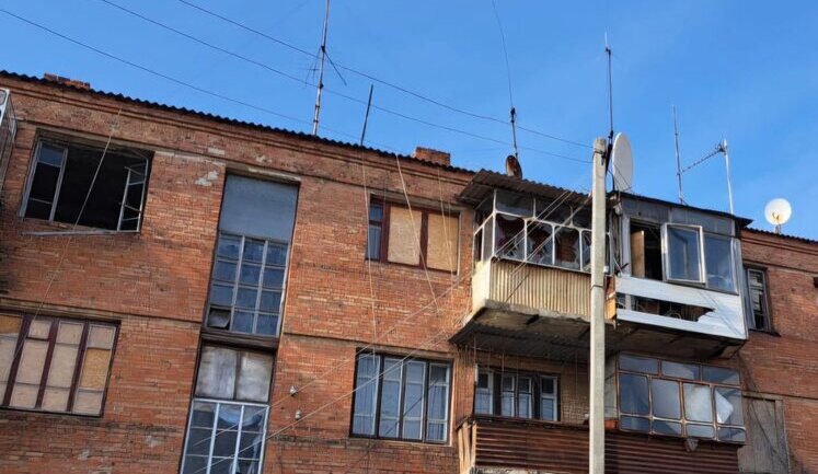 Понад 10 разів росіяни атакували Нікопольщину: пошкодженіі інфраструктура, триповерхівка, 2 авто і ЛЕП. ФОТОрепортаж