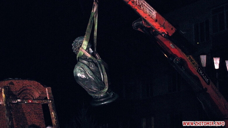 В Житомире был демонтирован памятник Пушкину. Мэр Сухомлин хочет отдать его россиянам по обмену 05