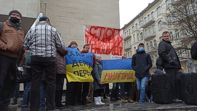 Кінець епохи бідності - початок епохи злиднів: мітингувальники протестують під ОП проти підвищення тарифів, планують відвезти Зеленському платіжки 18