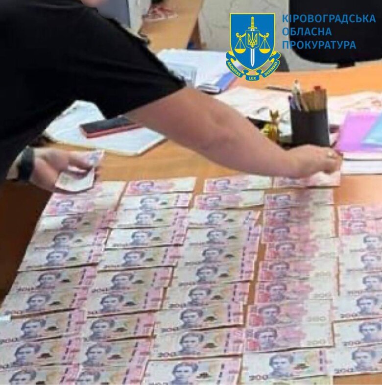 Допомагала ухилянтам отримати відстрочку від призову: Посадовицю аспірантури Льотної академії НАУ викрито на отриманні 23 тис. грн хабара, - Офіс Генпрокурора 02