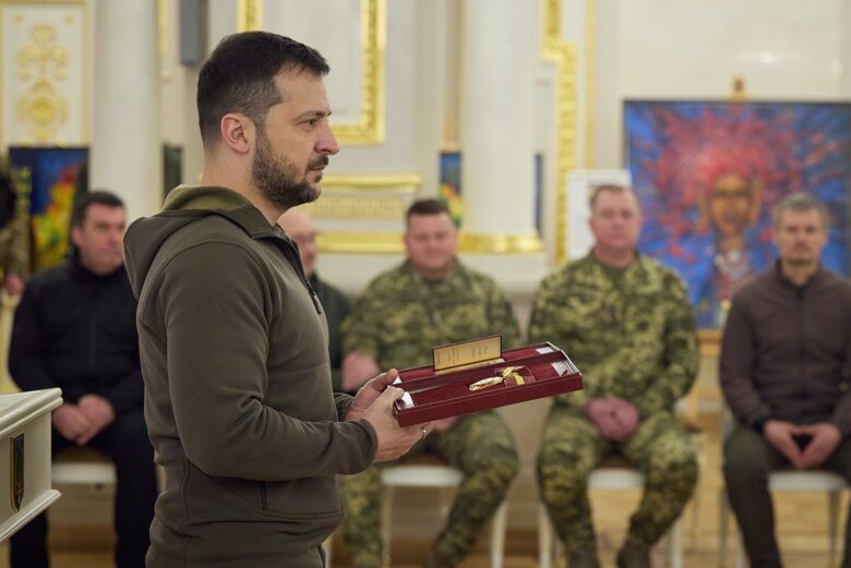 Зеленський вручив державні нагороди десантникам 03