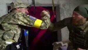 Українські бійці на передовій вболівають за футбольну збірну в матчі з шотландцями. ВIДЕО