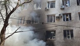 РФ вдарила по адмінбудівлі в Херсоні: є загибла