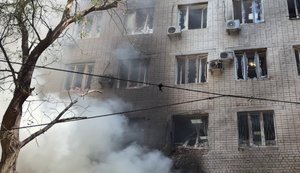 Рашисты атаковали административное здание в Херсоне: погибла женщина, есть раненые. ВИДЕО