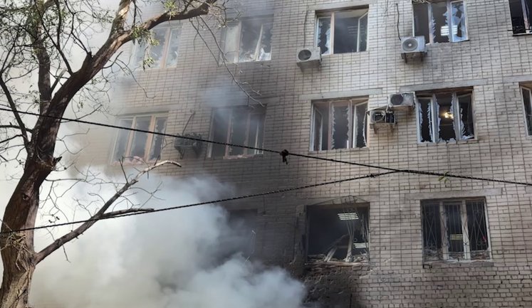 Рашисты атаковали административное здание в Херсоне: погибла женщина, есть раненые. ВИДЕО
