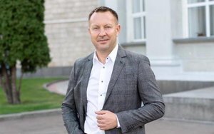 "Я пішов кандидатом від "Слуги народу" та підтримую Віктора Євпака, щоб не дати Бондаренку висунути зручних опонентів", - кандидат у мери Черкас Віталій Ільченко