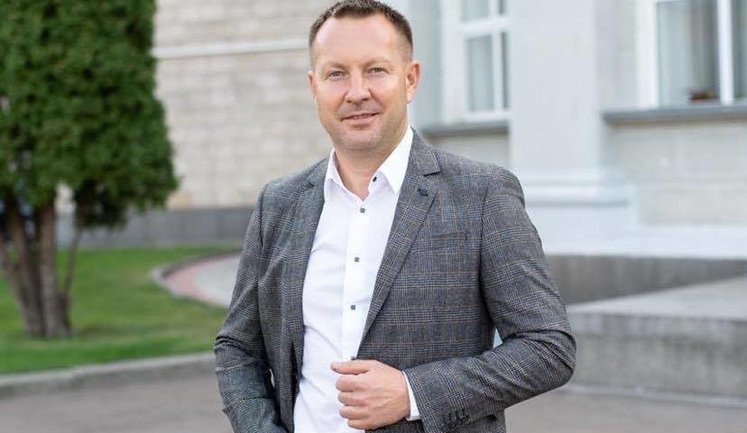 "Я пішов кандидатом від "Слуги народу" та підтримую Віктора Євпака, щоб не дати Бондаренку висунути зручних опонентів", - кандидат у мери Черкас Віталій Ільченко