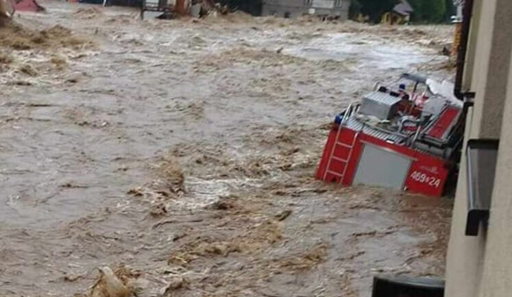 У Польщі місто пішло під воду після прориву дамби: Людей евакуюють гелікоптерами. ВIДЕО