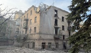 Окупанти скинули ФАБ на багатоповерхівку у Дружківці: є загибла, п’ятеро поранених. ФОТО