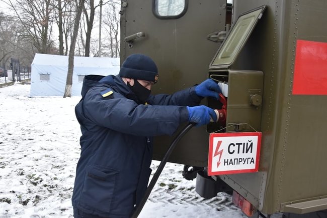 Рятувальники 3 години забезпечували аварійне електроживлення ковідної лікарні в Кропивницькому, - ДСНС 01