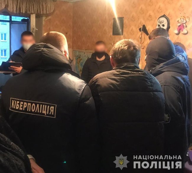 Супруги на Днепропетровщине наладили производство и сбыт фальшивых банкнот номиналом 100, 200, 500 и 1000 грн, - полиция 01