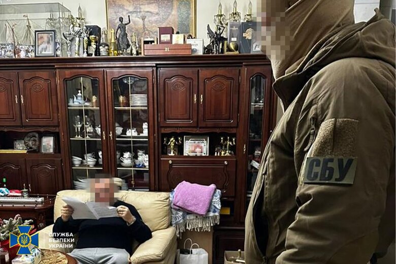 СБУ та НАБУ викрили у райсуді Одещини корупційну схему незаконного виїзду чоловіків за кордон: Суддя за хабарі допомагав ухилянтам 07