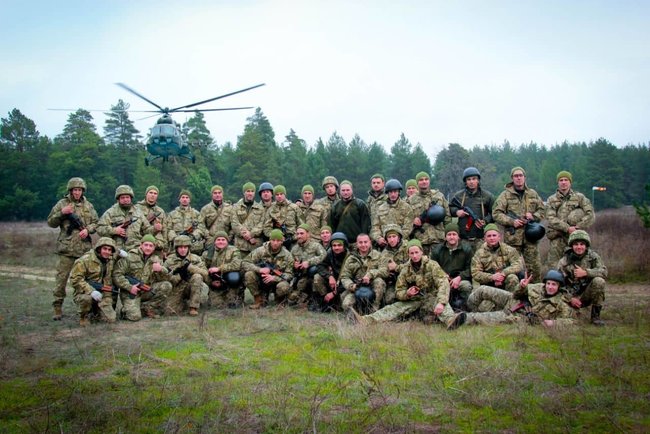Резервісти 25-ї ОПДБр відпрацювали на зборах безпарашутне десантування 03