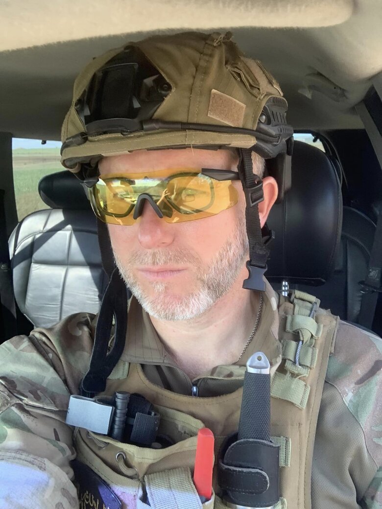 Водій-парамедик Саід Ісмагілов: Москалі мені пишуть, що вб’ють, що розстріляють. Я з цього просто сміюсь. Кажу: якщо ти такий хоробрий, приїжджай на передок, постріляємось… 05