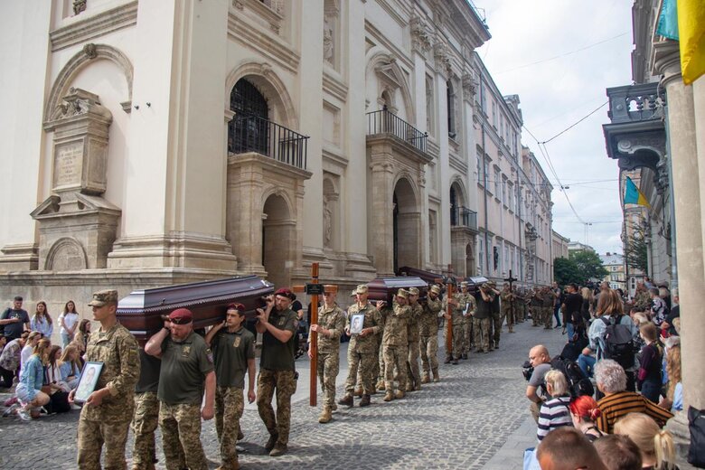 У Львові попрощалися з 12 військовими, загиблими в катастрофі літака Іл-76
