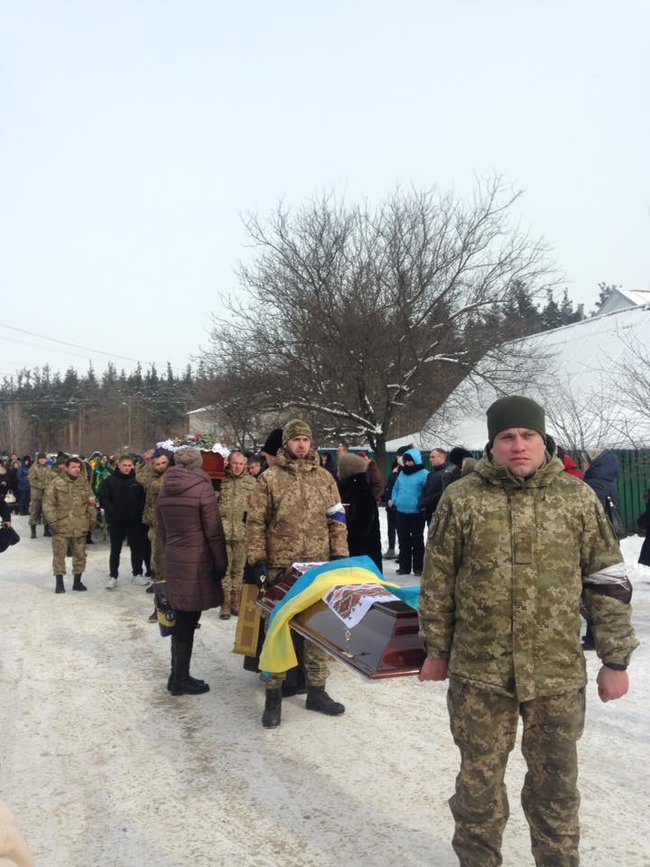 На Київщині провели в останню путь загиблого на Донбасі воїна Олександра Сивка 02