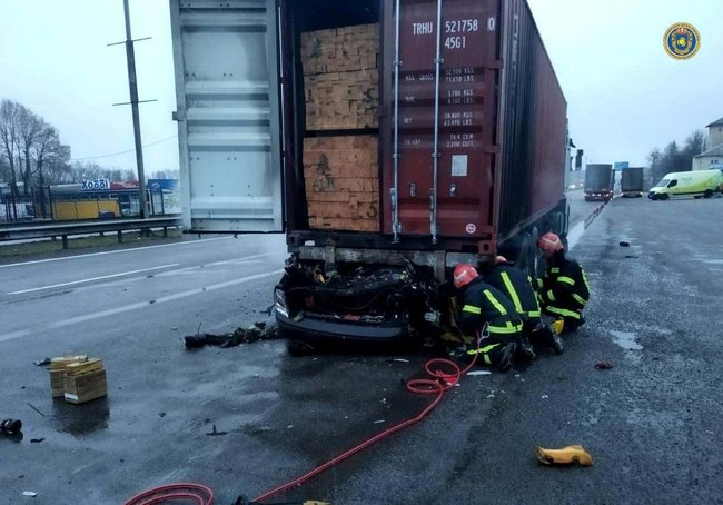 Легковик влетів під фуру на трасі Київ-Одеса, водій загинув на місці 05