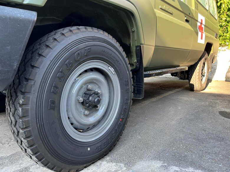 Нидерланды передали украинским пограничникам внедорожники Toyota Land Cruiser 70 для эвакуации раненых 03