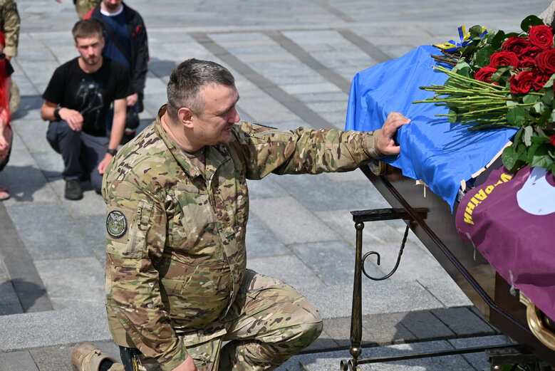 На київському Майдані попрощалися із бойовим медиком Дар’єю Філіп’євою (Блискавкою), яка загинула на фронті 10