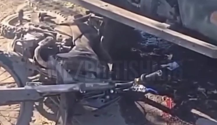 Ruscist films burning equipment and bodies of eliminated occupiers after strike by Defence Forces. VIDEO