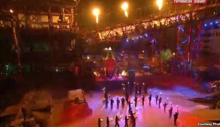 Pro-Putin Bikers Held a Torchlight Procession and Formed Giant Swastika in Sevastopol. VIDEO