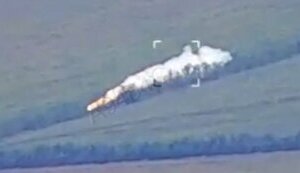 Ракета российского ЗРК "Бук" "скачет" по лесополосе после попадания украинского дрона. ВИДЕО