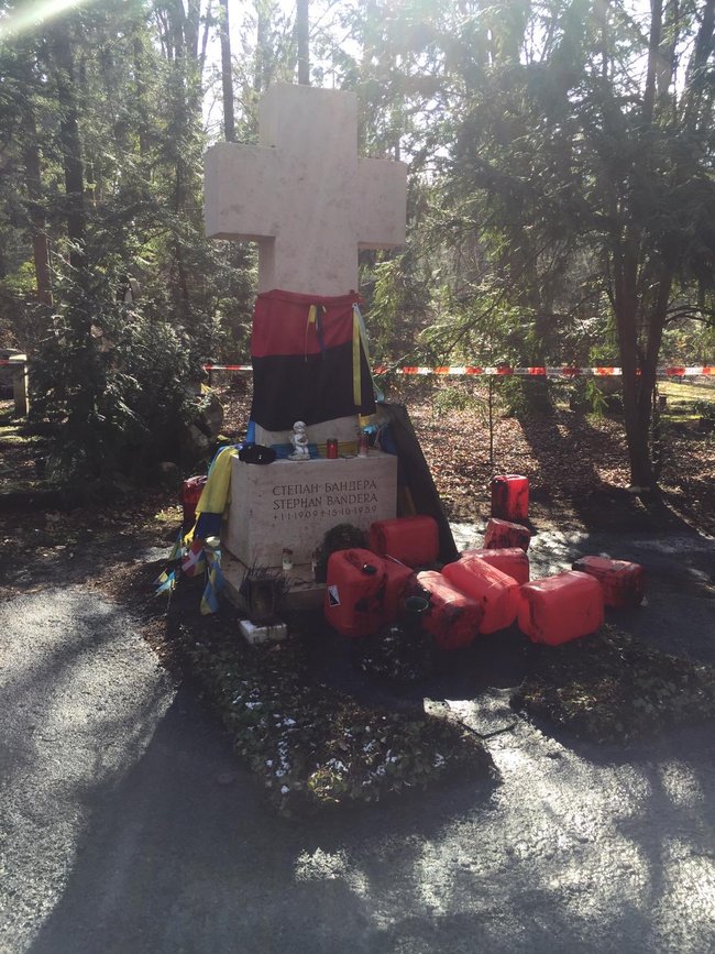 Вандали облили невідомою речовиною могилу Бандери в Мюнхені. Який сором! - посол Мельник 01