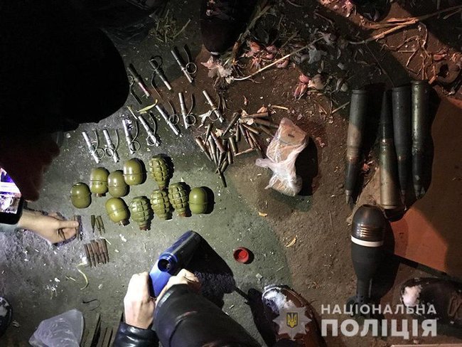 10 гранат, міна, снаряди для БМП і 240 набоїв: поліція виявила в орендованому гаражі в Донецькій області арсенал зброї 01 10 гранат, міна, снаряди для БМП і 240 набоїв: поліція виявила в орендованому гаражі в Донецькій області арсенал зброї 01