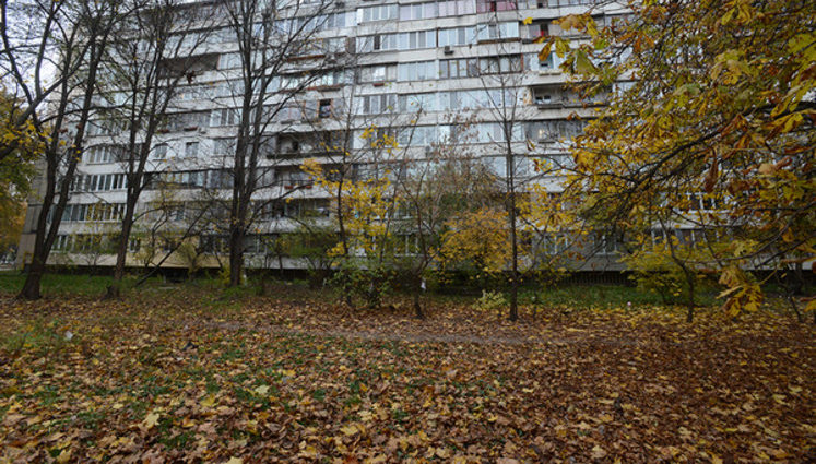 Киянка зловила сусіда, що випав із балкона, і тримала півгодини за ноги. ФОТО