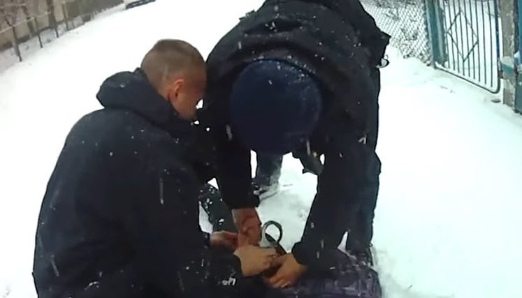 Housebreakers detained in Rivne after police fire warning shots. VIDEO