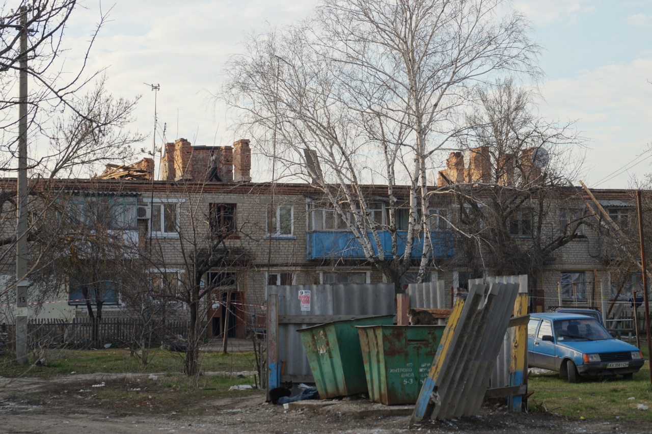 Взрывы в Балаклее: Очереди за гуманитаркой, сорванные крыши, разбитые окна,  разрушенные дороги: последствия взрывов боеприпасов в Балаклее.  ФОТОрепортаж | Цензор.НЕТ