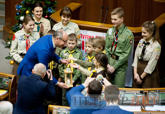 Пластуни принесли в Раду Вифлеємський вогонь миру 11