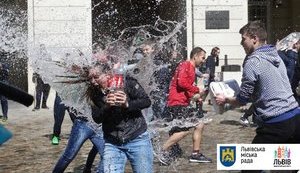 Wet Monday in Lviv: water battles on Ploshcha Rynok. PHOTOS