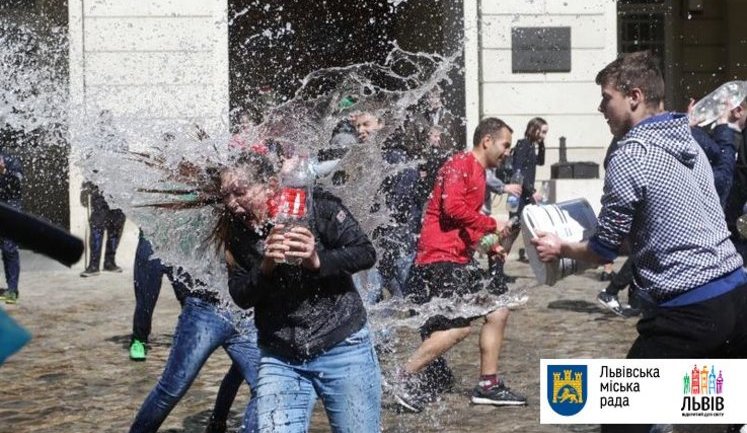 Wet Monday in Lviv: water battles on Ploshcha Rynok. PHOTOS
