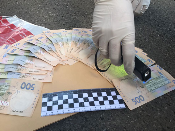 Столичная полиция задержала на взятке в 10 тысяч гривен госинспектора по охране окружающей среды 04 Столичная полиция задержала на взятке в 10 тысяч гривен госинспектора по охране окружающей среды 04