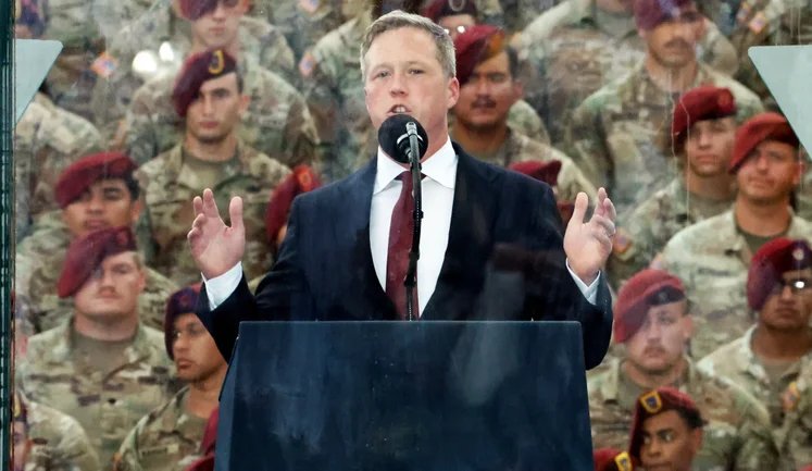 Министр Сухопутных войск США Дрисколл покидает свой пост