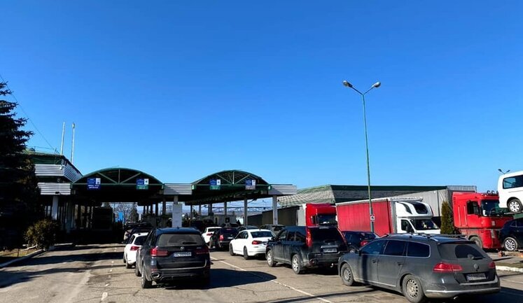 Кабмін поширив електронну чергу на водіїв легкових авто